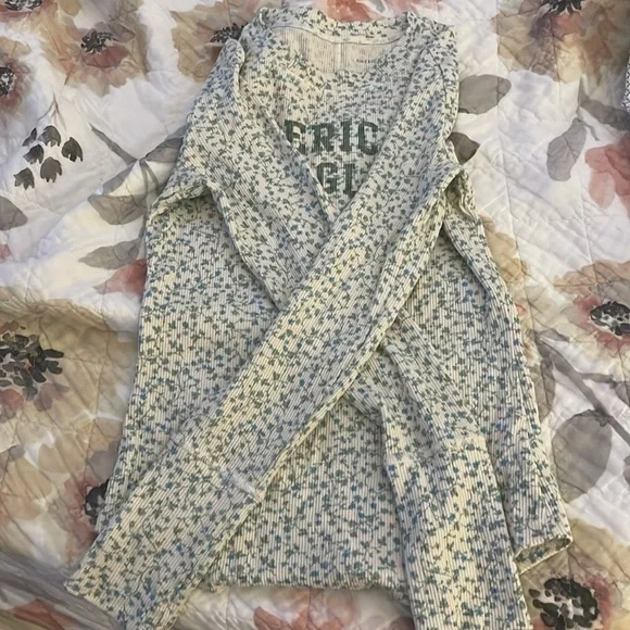 American Eagles women’s medium long sleeve shirt. Never worn green and baby blue - Picture 2 of 4